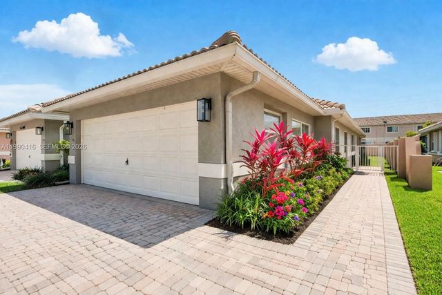 5477 Grande Palm Cir, Delray Beach, FL 33484