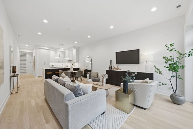 2481 N Milwaukee Avenue 401, Chicago, IL 60647