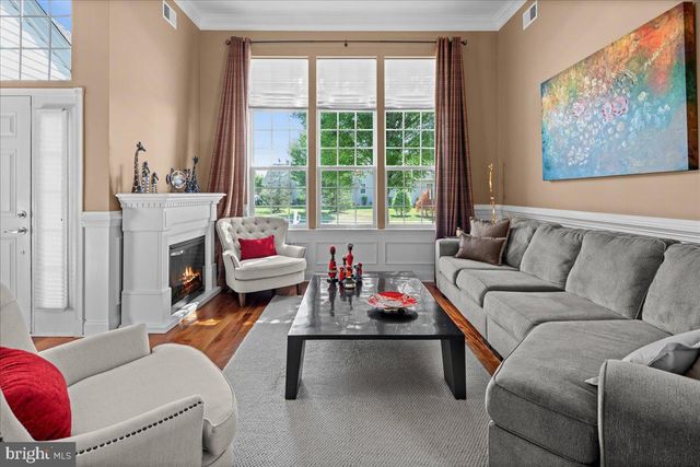 2 HARDWICK DR, Kendall Park, NJ 08824