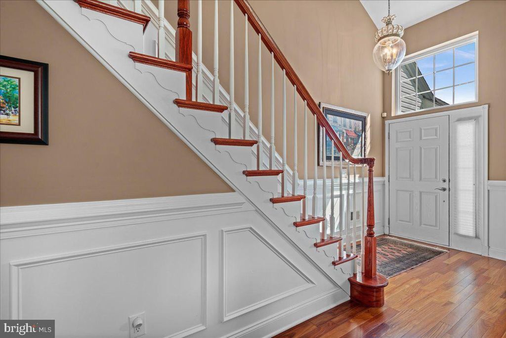 2 HARDWICK DR, Kendall Park, NJ 08824
