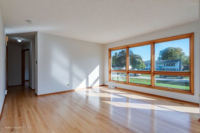 1N274 Woods Avenue, Carol Stream, IL 60188