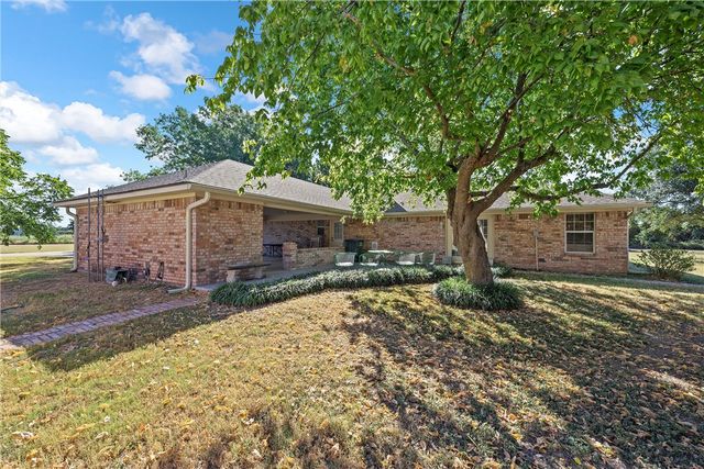 158 Old Tokio Road, West, TX 76691