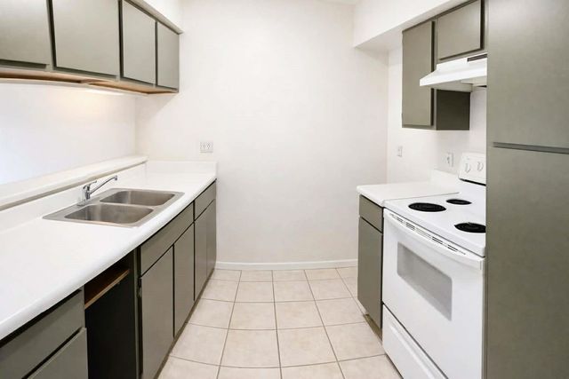 3035 Walnut Bend Lane 26, Houston, TX 77042