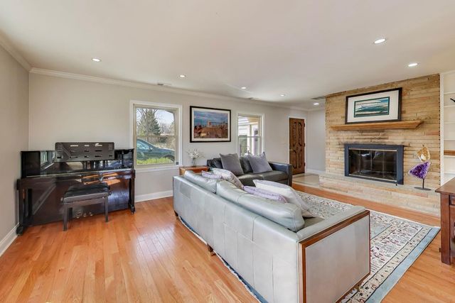 9761 Elm Terrace, Des Plaines, IL 60016