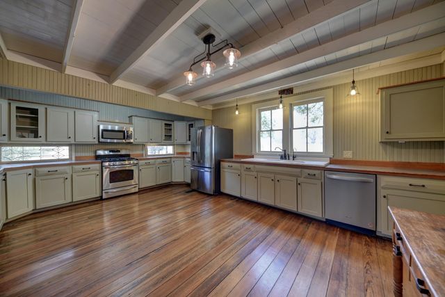 1900 Baron Road, La Grange, TX 78945