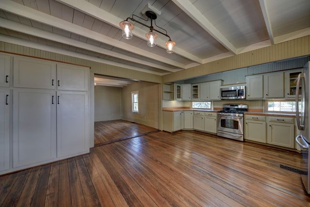 1900 Baron Road, La Grange, TX 78945