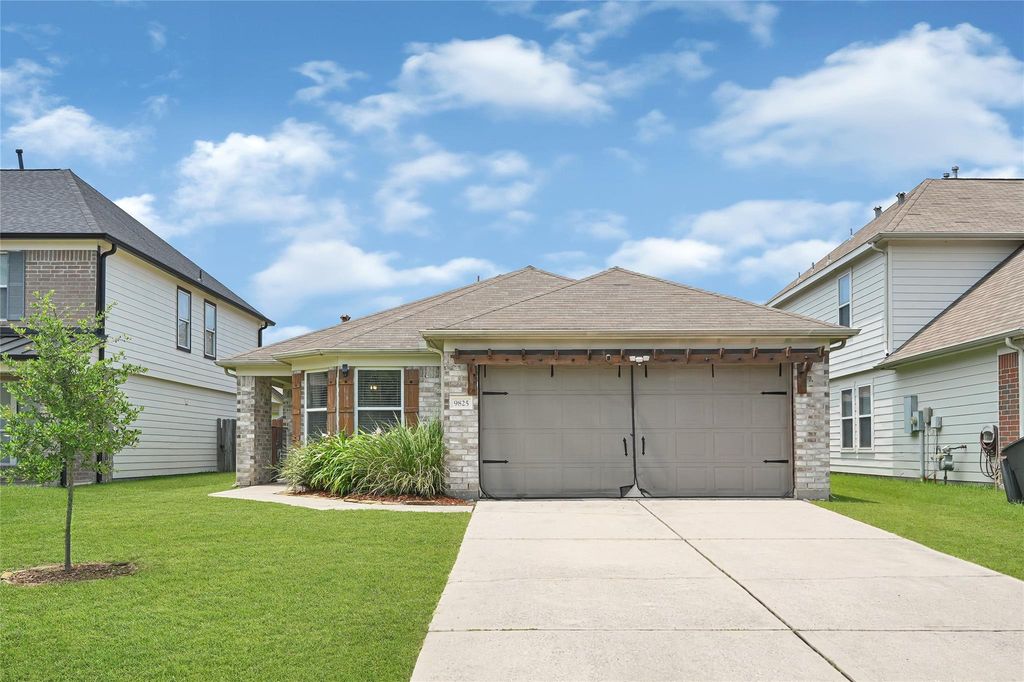 9825 Hyacinth Way, Conroe, TX 77385