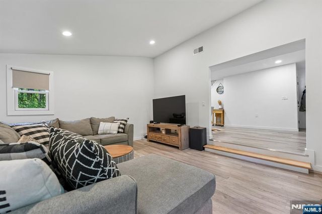 4 Quail Road, Sparta, NJ 07871