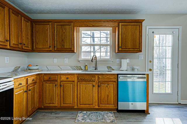 10503 Waycross Ave, Louisville, KY 40229