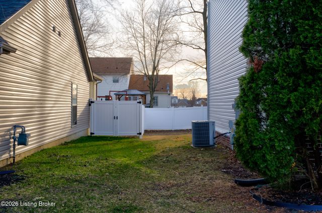 10503 Waycross Ave, Louisville, KY 40229