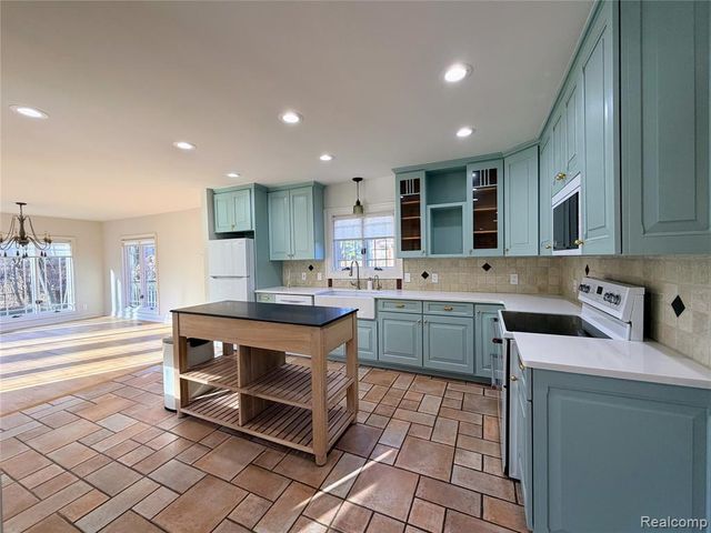 1648 Yorkshire Road, Birmingham, MI 48009