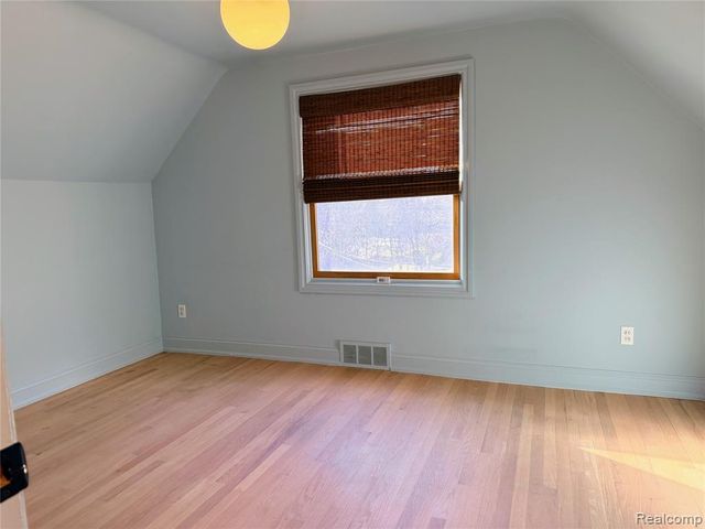 1648 Yorkshire Road, Birmingham, MI 48009