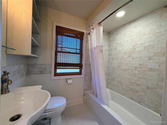 1648 Yorkshire Road, Birmingham, MI 48009