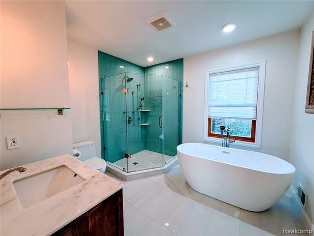 1648 Yorkshire Road, Birmingham, MI 48009