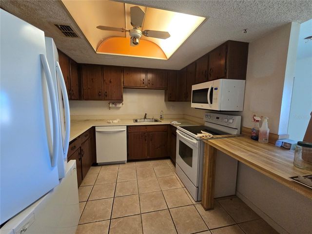 512 FAIRWAYS CIRCLE A, Ocala, FL 34472