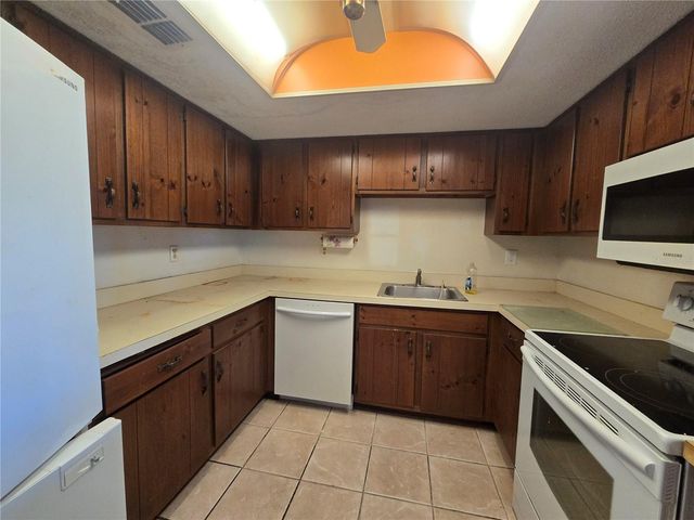 512 FAIRWAYS CIRCLE A, Ocala, FL 34472