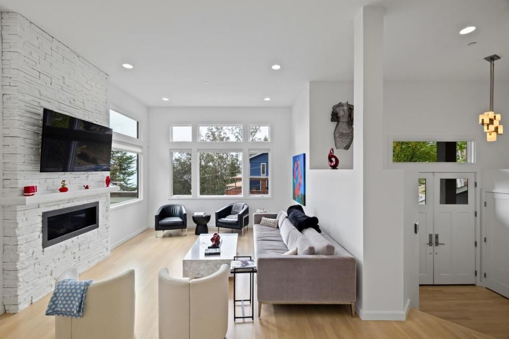 Image 10 of property listing at 374 El Granada Boulevard, El Granada, CA 94018
