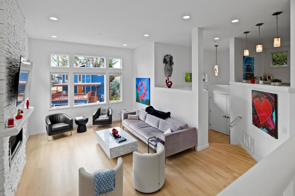Image 21 of property listing at 374 El Granada Boulevard, El Granada, CA 94018