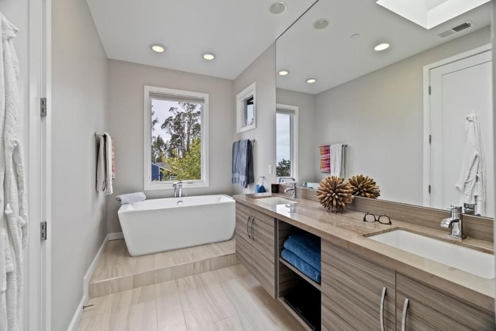 Image 33 of property listing at 374 El Granada Boulevard, El Granada, CA 94018