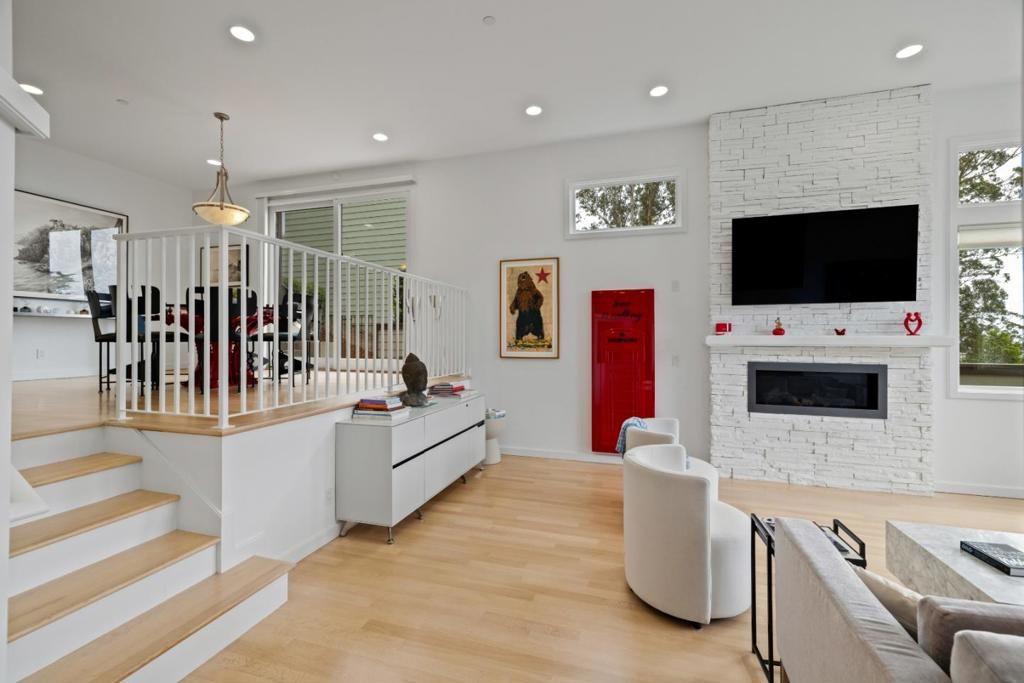 Image 9 of property listing at 374 El Granada Boulevard, El Granada, CA 94018
