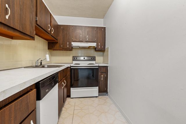 4 Pembroke Dr Unit 5, Derry, NH 03038