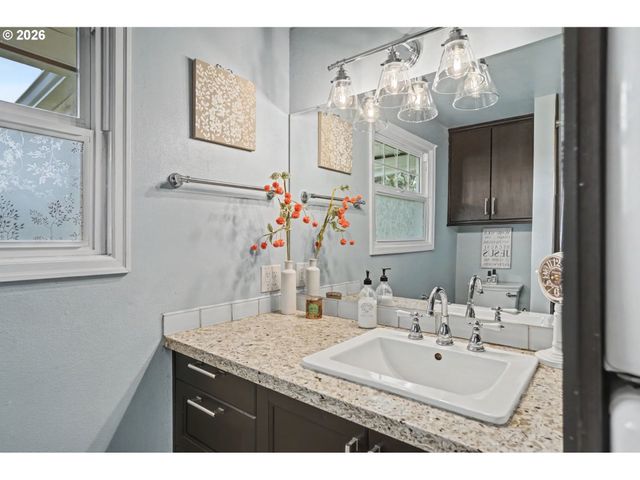 5910 Ne DAVIS CREEK Rd, Silverton, OR 97381