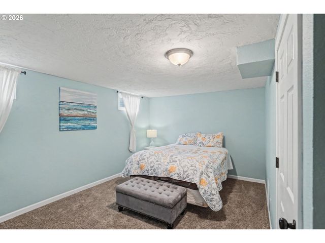 5910 Ne DAVIS CREEK Rd, Silverton, OR 97381