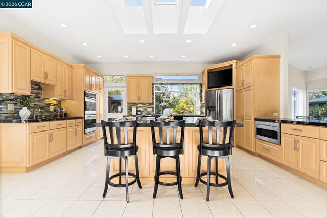 1590 Daniels Dr, San Leandro, CA 94577