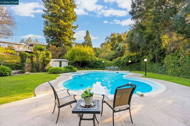 1590 Daniels Dr, San Leandro, CA 94577