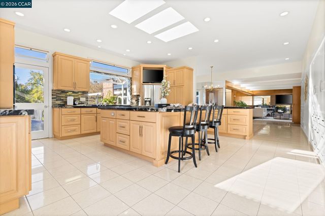 1590 Daniels Dr, San Leandro, CA 94577