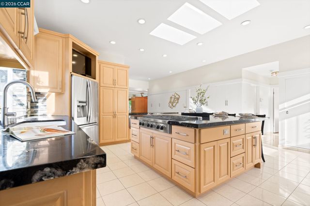 1590 Daniels Dr, San Leandro, CA 94577