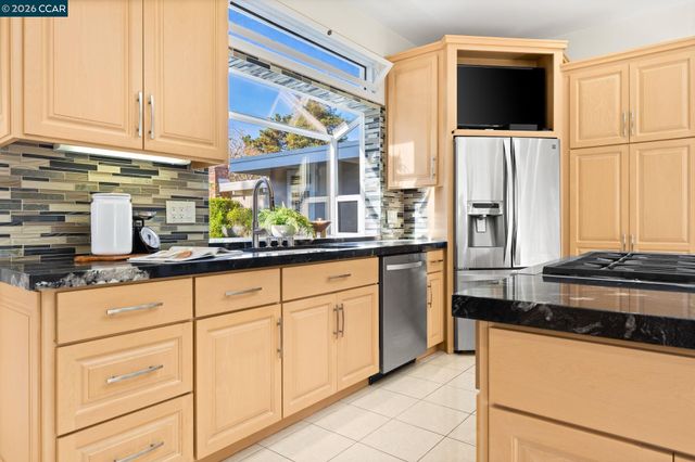 1590 Daniels Dr, San Leandro, CA 94577