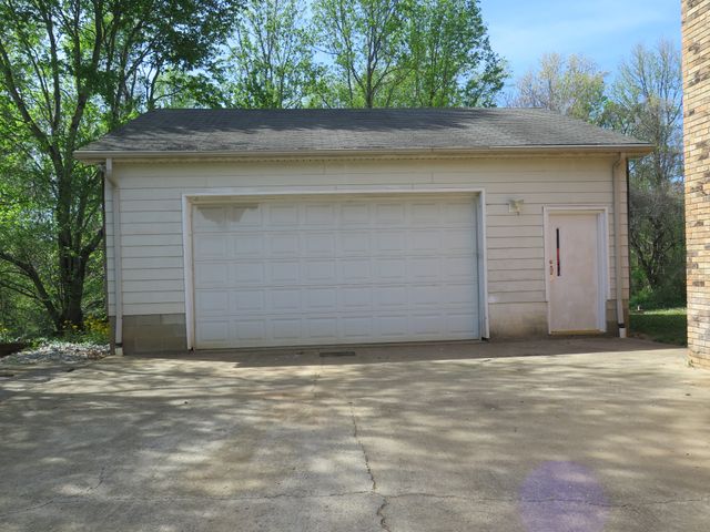 1153 Chestnut Dr, Burns, TN 37029