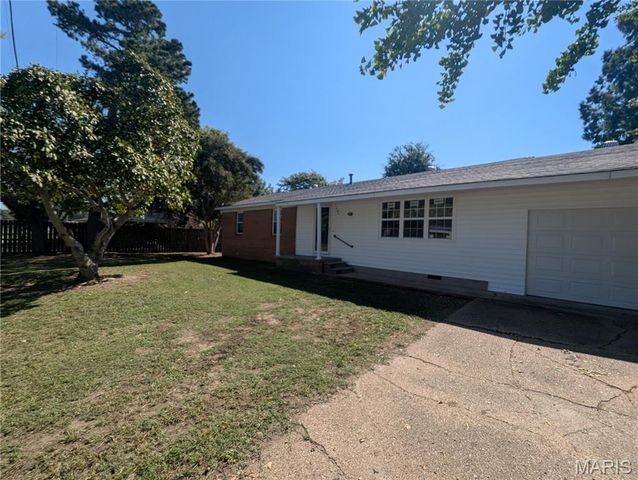301 E Jackson, Hayti, MO 63851
