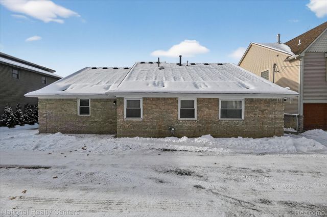 560 Black Oaks Trail, Howell, MI 48843