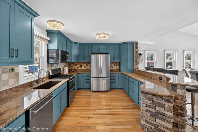 560 Black Oaks Trail, Howell, MI 48843