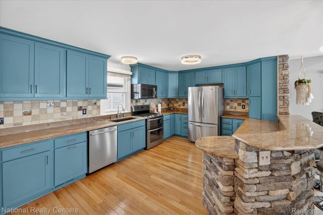 560 Black Oaks Trail, Howell, MI 48843