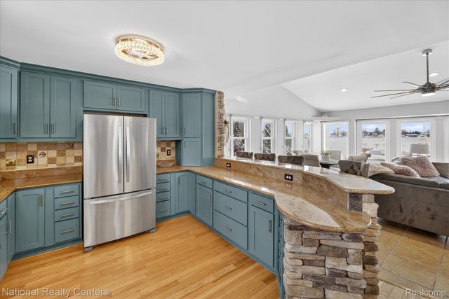 560 Black Oaks Trail, Howell, MI 48843