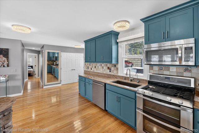 560 Black Oaks Trail, Howell, MI 48843