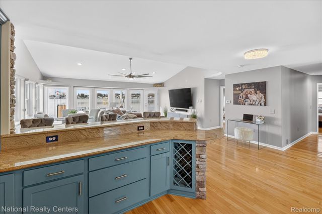 560 Black Oaks Trail, Howell, MI 48843