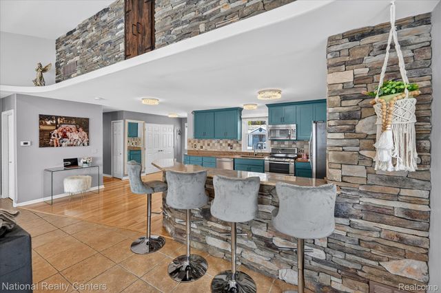 560 Black Oaks Trail, Howell, MI 48843