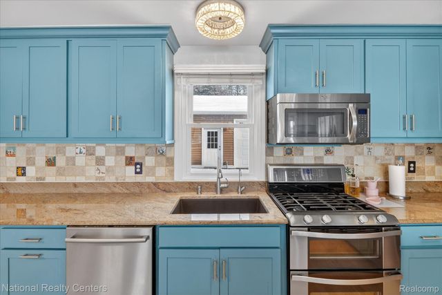 560 Black Oaks Trail, Howell, MI 48843