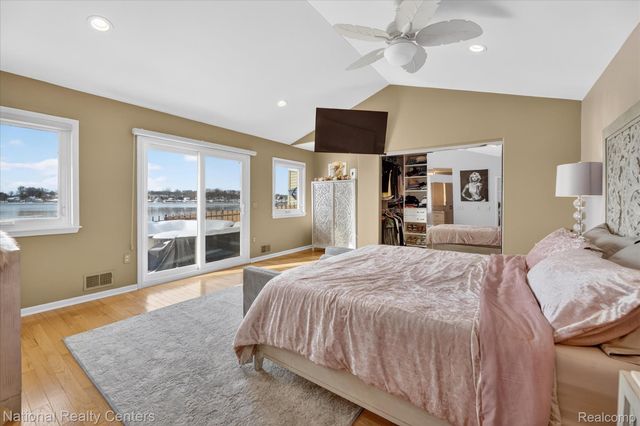 560 Black Oaks Trail, Howell, MI 48843