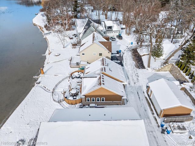 560 Black Oaks Trail, Howell, MI 48843