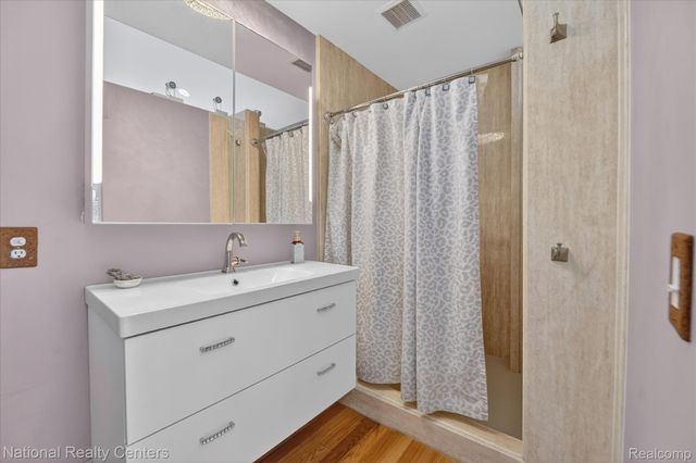 560 Black Oaks Trail, Howell, MI 48843