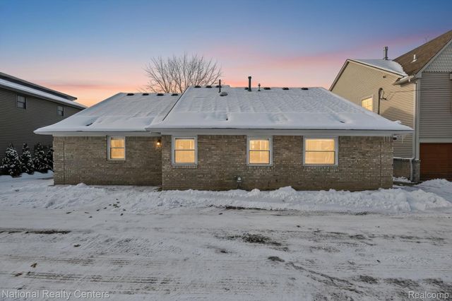 560 Black Oaks Trail, Howell, MI 48843