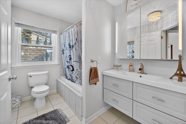 560 Black Oaks Trail, Howell, MI 48843