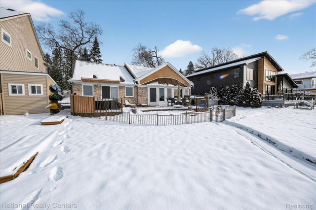 560 Black Oaks Trail, Howell, MI 48843