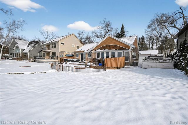 560 Black Oaks Trail, Howell, MI 48843