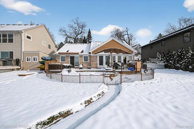 560 Black Oaks Trail, Howell, MI 48843